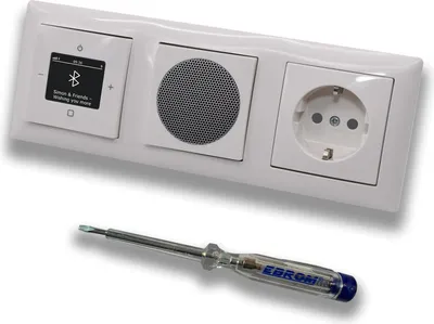 Produktbild von Busch Jäger DAB+ Unterputz Bluetooth Radio 8217U-101 Balance SI alpinweiß, Set mit Lautsprecher, Abdeckungen, Steckdose mit Kinderschutz, Rahmen + EBROM Phasenprüfer z. Montage der Geräte 8217U