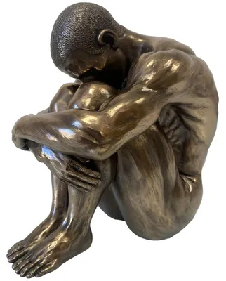 Skulptur sitzender Mann (L) 18 cm Harz Kaltbronze