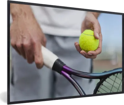 Produktbild von MuchoWow® Gerahmtes Poster Älterer Mann mit Tennisball und Schläger 60x40 cm - Poster mit Schwarzem Bilderrahmen Wandposter Rahmen Foto Bilder - Printing - Wanddeko Schlafzimmer