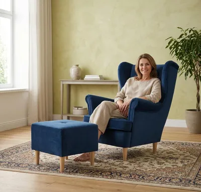 Produktbild von Ohrensessel DIANA Monolit mit Hocker – skandinavischer Sessel, Velours Dunkelblau, Family Meble, KI-generiertes Bild