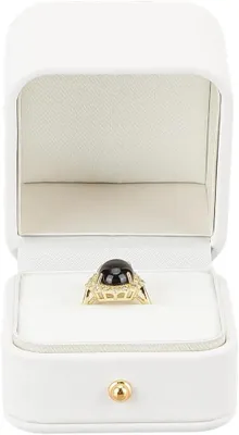 Imagen del producto de Caja para anillos, fabricada en cuero sintético (PU) con forro interior de terciopelo, de 6,1 x 6,6 x 6,2 cm, ideal para anillos de compromiso y alianzas