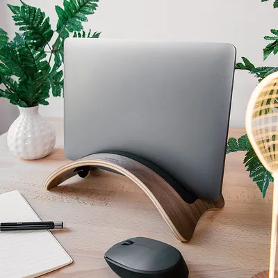 Produktbild von kalibri Laptop Ständer Notebook Stand - Halterung aus Holz - 1x Silikoneinsatz für MacBook / Air Retina / Pro / Tablet iPad - Walnuß Braun