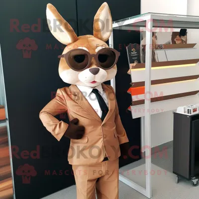 Produktbild von Brauner REDBROKOLY Hase Maskottchen Kostüm charakter bekleidet mit einem Anzug und einer Sonnenbrille