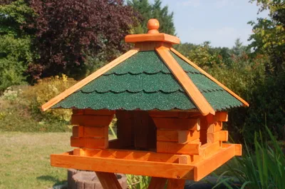 Produktbild von Vogelhaus aus Holz mit Bitumendach, 43x43x39 cm, wettergeschütztes Futter, Futterdosierung über Schornstein