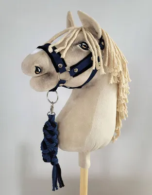 Produktbild von Hobby Horse Babybett A3 mit schwarzem Fell und doppelt geflochtenem Zügel