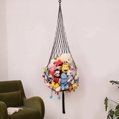 Image de Petit rangement d'angle en peluche pour enfants, avec filet en macramé et de nombreuses peluches, idéal pour le jeu et la décoration