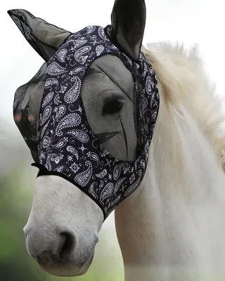 Imagen del producto de Máscara para mosquitos para caballos, fabricada en poliéster suave, con un ajuste flexible, ideal para pieles sensibles