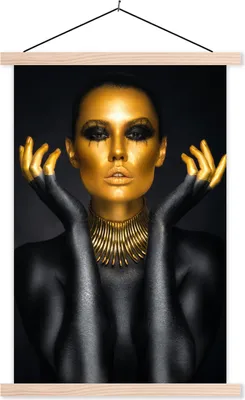 Produktbild von MuchoWow® Textilposter Frau - Porträt - Gold - Luxus - Schwarz 40x60 cm mit holzfarbenen Rahmen - Poster