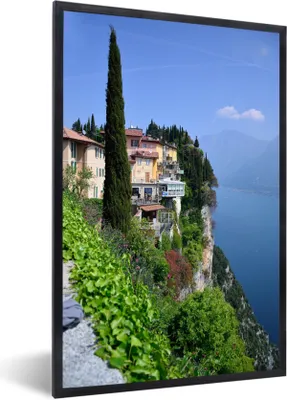 Produktbild von MuchoWow® Gerahmtes Poster Gardasee - Berg - Haus 60x90 cm - Poster mit Schwarzem Bilderrahmen Wandposter Rahmen Foto Bilder - Kunst