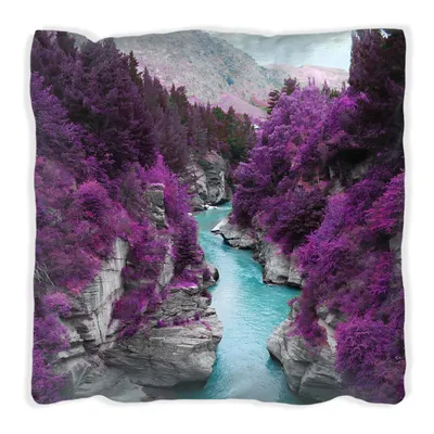 Produktbild von Wallario Premium Kissen, weiche Oberfläche, mit Motiv Fluss in lilafarbener Schlucht, Größe: 60 x 60 cm, mit weißer Rückseite