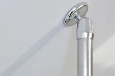 Produktbild von Schrägwandadapter Ø27 mm für Duschvorhangstangen Farbe silber glänzend