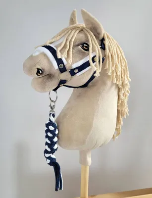Obrázek produktu pro Sada pro hračku "Hobby Horse": Sedlo A3 s bílou umělou kožešinou + provázek – bílá a tmavě modrá barva