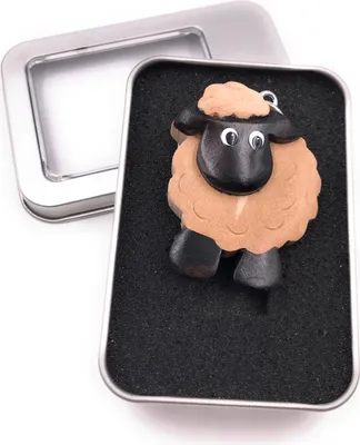 Immagine prodotto di Portachiavi in legno pecora muflone ciondolo in lana animale scuro in confezione regalo