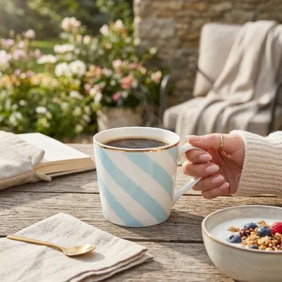 Imagen del producto de Taza de porcelana Florina con motivos geométricos a rayas, 400 ml, color azul
