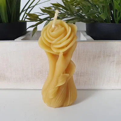 Produktbild von Bienenwachskerze Rosenkerze in Hand 10 cm