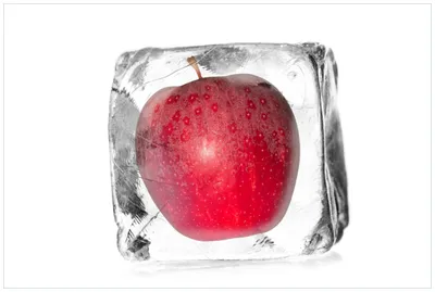 Produktbild von Wallario Wandbild aus Acryl, 90 x 60 cm, freischwebende Optik - Roter Apfel in Eiswürfel - Eiskaltes Obst