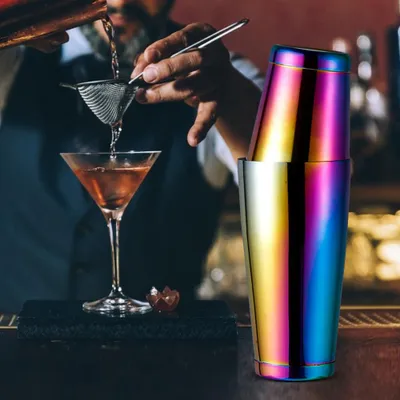 Imagen del producto de Batidora para cócteles Boston de acero inoxidable, elegante y colorida, ideal para preparar y mezclar bebidas en bares. Incluye accesorios