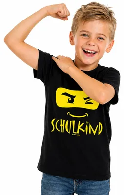 Schulkind T-Shirt ABC-Schütze schwarz für Kinder mit jubelndem Jungen der bereit für die Schule ist von Vorne.