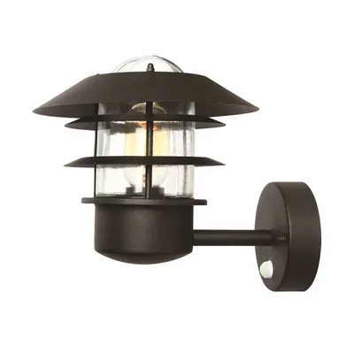 Zdjęcie produktu dla Kinkiet zewnętrzny z czujnikiem Helsingor czarny 1xE27x60W metal wym:23,6x21,8x26cm IP44 Elstead