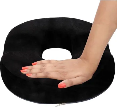 Produktbild von STEISSKISSEN AUS MEMORY-SCHAUM: Dieses ringförmige Steißbeinkissen ist mit hochwertigem Memory-Schaum gefüllt und hat einen abnehmbaren Bezug aus schwarzem Samt. Das Komfortkissen misst 41 x 33 x 6 cm und hat einen Innendurchmesser von 16 x 9 cm. Es ist bis 120 kg belastbar. TRAGBAR UND PRAKTISCH: Dieses Steißbeinkissen ist leicht und kann daher fast überall verwendet werden. Beim Sitzen wird das Gewicht gleichmäßig verteilt, ohne Druck auf Damm, Lendenwirbelsäule oder Hüfte auszuüben. Dieses ergonomische S