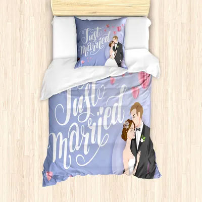 Produktbild von ABAKUHAUS Ehefrau Bettbezug Set, Künstlerische Handgeschriebene Just Married Quote mit einem glücklichen Brautpaar und rosa Herzen, 135 x 200 cm + 80 x 80 cm, Mehrfarbig