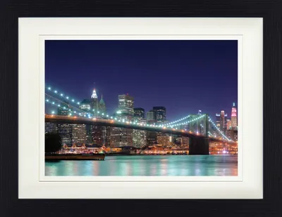Produktbild von New York Gerahmtes Bild Mit Edlem Passepartout | Wand-Bilder | Im Bilderrahmen - Panorama Der Brooklyn Bridge Bei Nacht (30 x 40 cm)