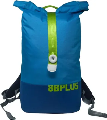 8bplus Rolltop Backpack in blau und grün; geeignet für Klettern; mit verstellbaren Trägern und Rollverschluss.