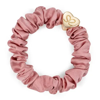 Produktbild von By Eloise London Gold Heart Silk Scrunchie Champagne Pink