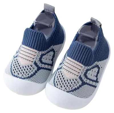 Paar blaue und graue gestrickte Schlupfbabyschuhe mit weißen Sohlen, aus leicht erhöhter Frontansicht