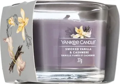 Productafbeelding van Yankee Candle, geurkaars: Gerookte Vanille & Kasjmier, verkrijgbaar in de kleuren: bruin, grijs, amber, kasjmierhout, vanille. Brandduur: 10 uur. Verpakking: 1 stuk
