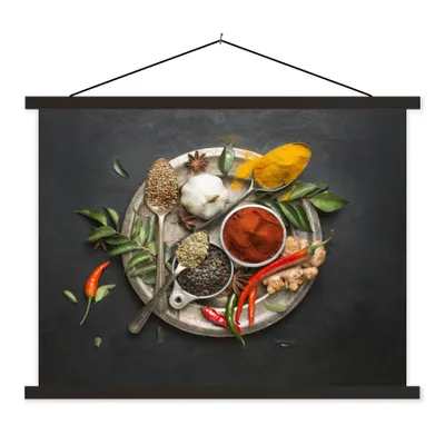 Produktbild von MuchoWow® Textilposter Gewürze - Teller - Pfeffer - Schwarz - Löffel - Silber 40x30 cm mit schwarzem Rahmen - Dekorationen