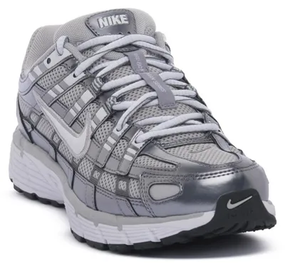 Produktbild von Nike P-6000 Damen Sneaker in Silber-Hellgrau mit atmungsaktiven Mesh-Overlays und komfortabler Dämpfung