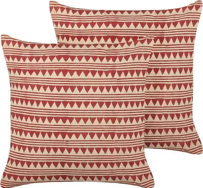 Produktbild von BELIANI Dekokissen 2er Set Rot und Beige Baumwolle 45 x 45 cm Bezug mit Füllung Reißverschluss Geometrisches Muster Boho Wohnzimmer Schlafzimmer Deko