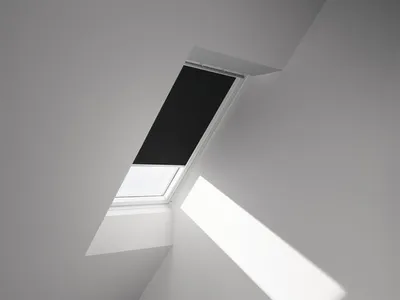 Produktbild von VELUX Verdunkelungsrollo uni schwarz manuell Rahmen weiß DKL P10 3009SWL