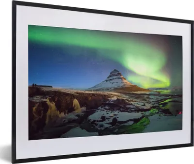 Produktbild von MuchoWow® MuchoWow® Gerahmtes Poster Polarlicht über dem Berg Kirkjufell bei Snaefellsnes in Europa 60x40 cm - Poster mit zchwarzem Bilderrahmen - Schlafzimmer - Plakat in Rahmen - Drucken