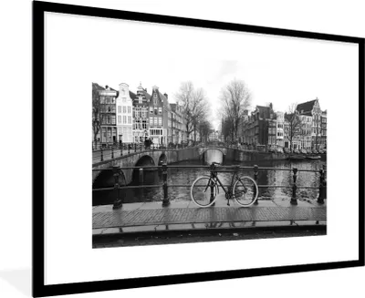 Produktbild von MuchoWow® Gerahmtes Poster Amsterdamer Grachten - Schwarz und weiß 90x60 cm - Poster mit Schwarzem Bilderrahmen Wandposter Rahmen Foto Bilder - Wanddekoration - Fotos