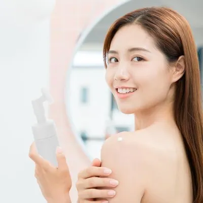 Produktbild von Gesichtsreinigungsbürste für die manuelle Reinigung mit Kosmetikflasche, 4 Stück aus weißem Kunststoff für die tägliche Gesichtspflege