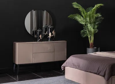 Image de Élégante coiffeuse beige avec miroir en bois