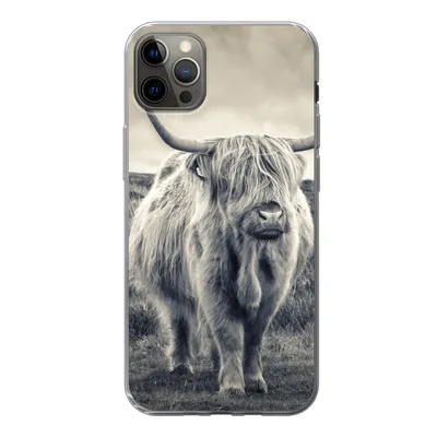 Produktbild von MuchoWow® Handyhülle Schutzhülle Hülle für iPhone 12 Pro Max Schottischer Hochländer - Tiere - Wolken - Kuh - Natur Silikon Softcase Handy Hülle - Hartschale