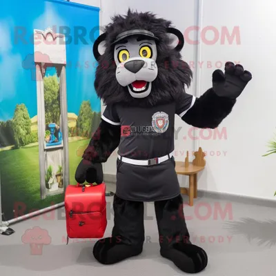 Produktbild von Schwarzer REDBROKOLY Maskottchen Kostüm als Löwe-Bändiger bekleidet mit Bermuda-Shorts und Messenger-Taschen