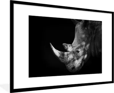 Produktbild von MuchoWow® MuchoWow® Gerahmtes Poster Rhinozeros auf schwarzem Hintergrund 90x60 cm - Poster mit zchwarzem Bilderrahmen - Wanddekoration - Fotos