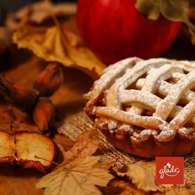 Zdjęcie produktu dla Glade odświeżacz powietrza w aerozolu Warm Apple Pie 300 ml