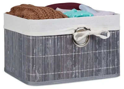 Imagen del producto de Cesta de almacenamiento Relaxdays, con revestimiento de tela, de bambú, rectangular, ideal para el baño, accesorios, juguetes. Dimensiones: 20 x 31 x 31 cm. Color: gris, Imagen generada por IA