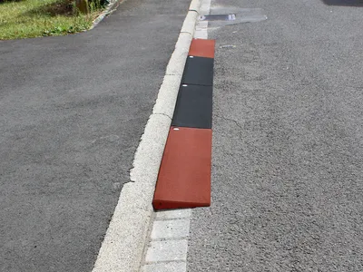 Produktbild von Universal Rampe 70mm hoch, Bordsteinrampe 1000 x 250 x 70 mm rot