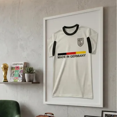 Image de K-Möbel Premium Cadre pour maillot en bois véritable blanc 60 x 80 cm - Fabriqué en Allemagne - Cadre pour maillot avec fond blanc et bordure extra-large - Cadre vitrine pour maillot - Cadre à fond noir - Vitrine pour maillot