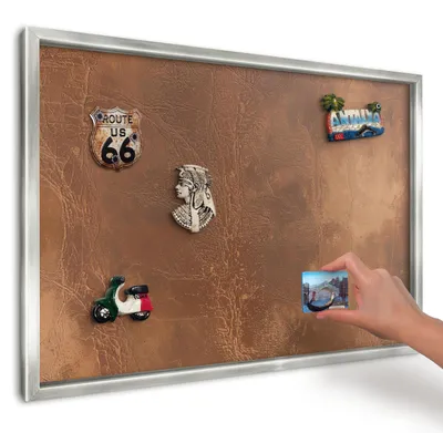 Produktbild von Magnettafel 60x40 cm in einem silbernen Rahmen - Magnetische Metalltafel, Magnetpinnwand zur Wandmontage für Wohnzimmer, Küche, Flur, Kinderzimmer und Büro - Braune Textur