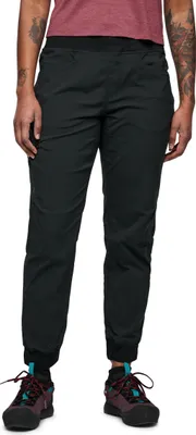 Schwarze Kletter- und Boulderhose für Damen von Black Diamond; getragen von einer Person in sportlicher Pose.