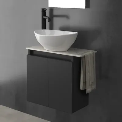 Produktbild von Alpenberger Aufsatzwaschbecken mit Unterschrank hängend, Keramikplatte 65cm, Kompletter Waschplatz aus Keramik & MDF/MFC, platzsparendes WC Waschbecken mit Unterschrank für Bad & Gäste-WC