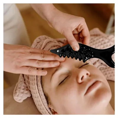 Produktbild von Keramisches Gua Sha Schabbrett in Fischform – Kompaktes Massagegerät für Gesicht und Körper