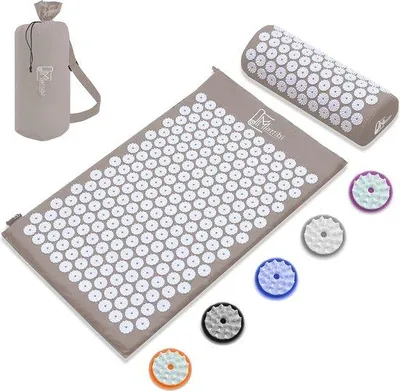 Produktbild von Famanu Akupressurmatte mit Kissen für Massage und Schmerztherapie - Ideal zur Entspannung von Nacken, Rücken und Füßen
